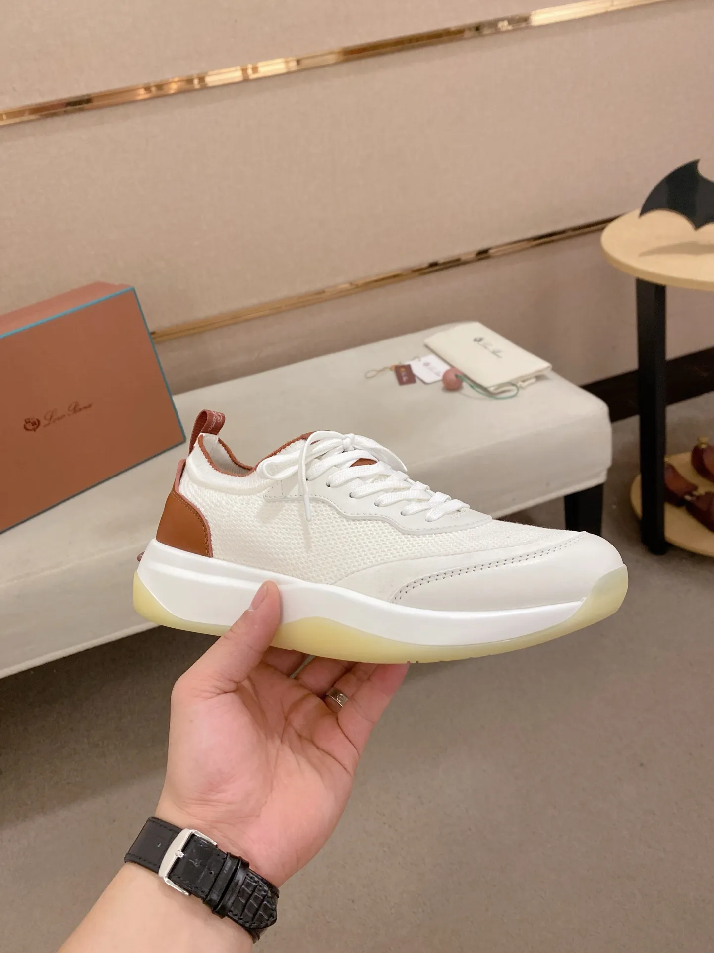 Men's shoes💰: 540💰🔥𝐥𝐨𝐫𝐨 𝐏𝐢𝐚𝐧𝐚 lp classic loafers, an Italian treasure brand, the only brand that can match Hermès! Only after wearing it do we realize that we can’t live up to our feet. The upper is made of imported first-layer cowhide with breathable fly-knit fabric, water-dyed cowhide foot pads, and the official original glass rubber outsole and pendant. Exclusive original packaging (tag ➕ brand paper ➕ outer box ➕ hand bag) code number: 38-44. Can be customized 45-46
